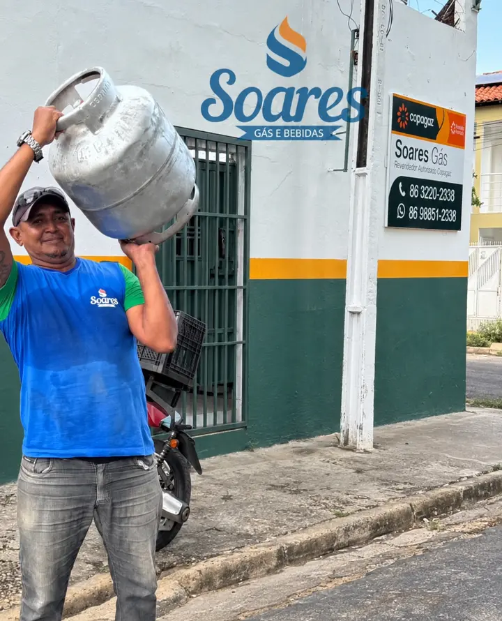 Profissional da Soares Gás com botijão P13